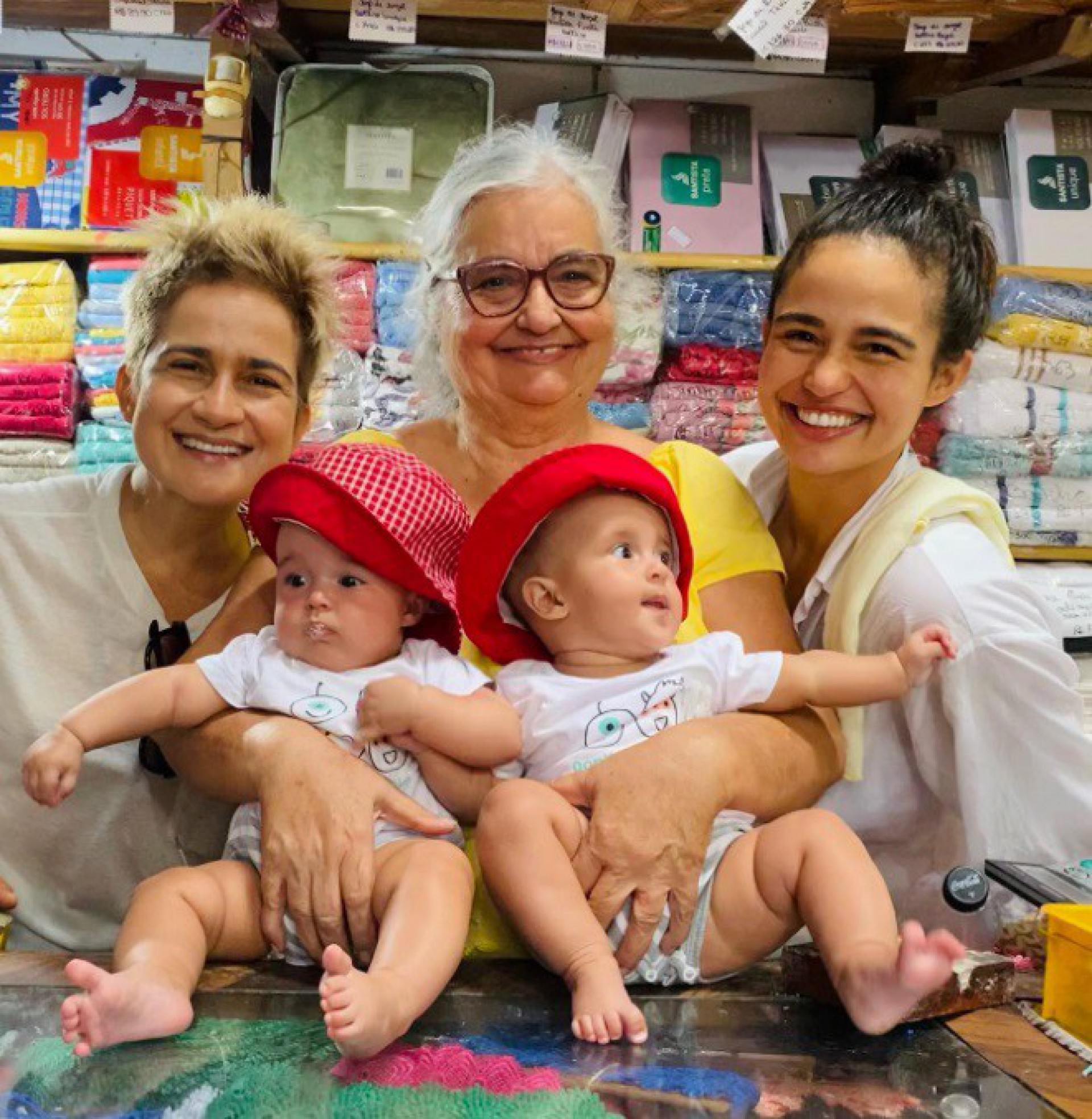 Nanda Costa divulga foto das filhas com a bisavó - Reprodução/Instagram