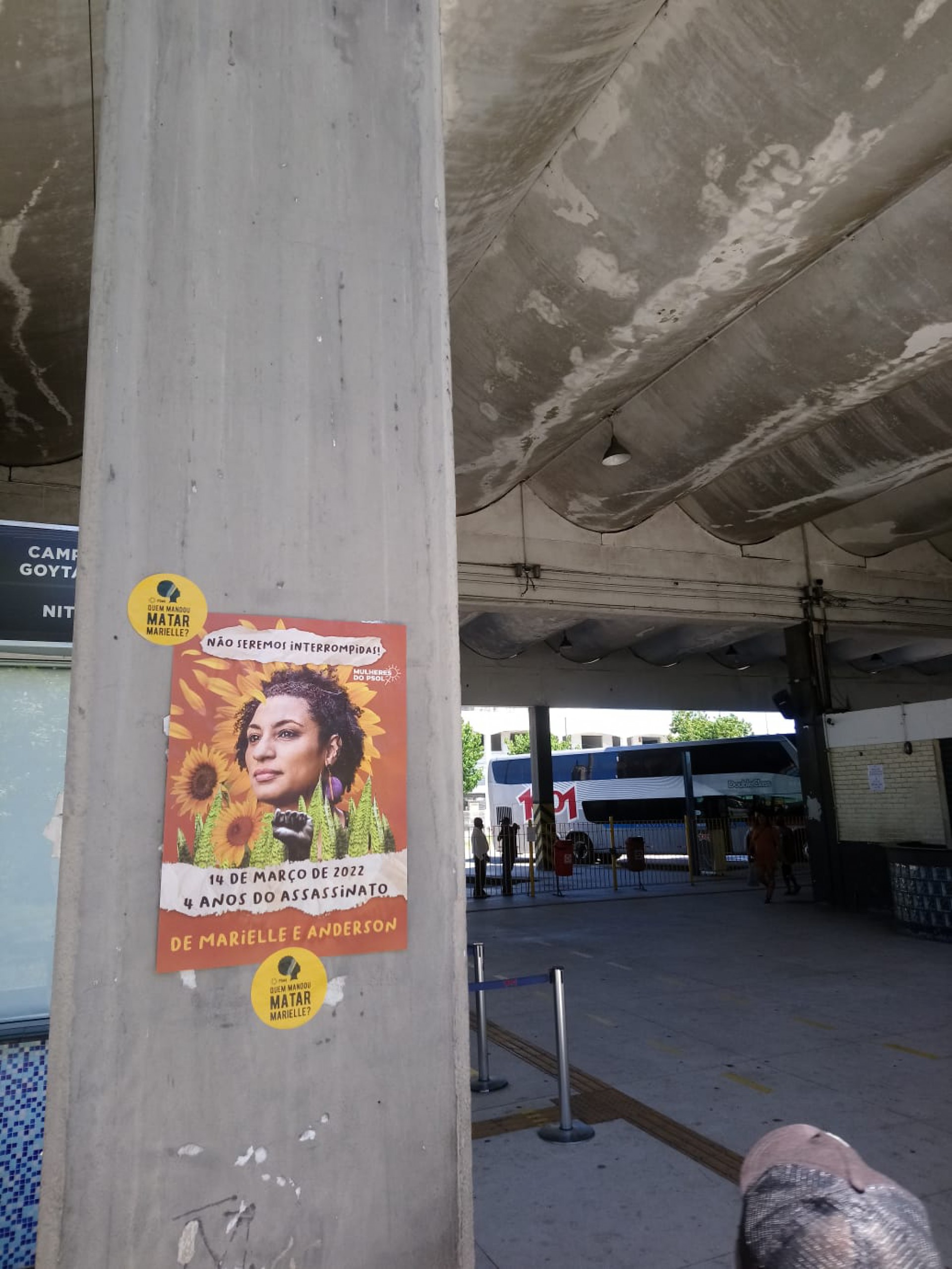 Membros do PSOL espalham cartazes em homenagem à Marielle, em Cabo Frio - Divulgação