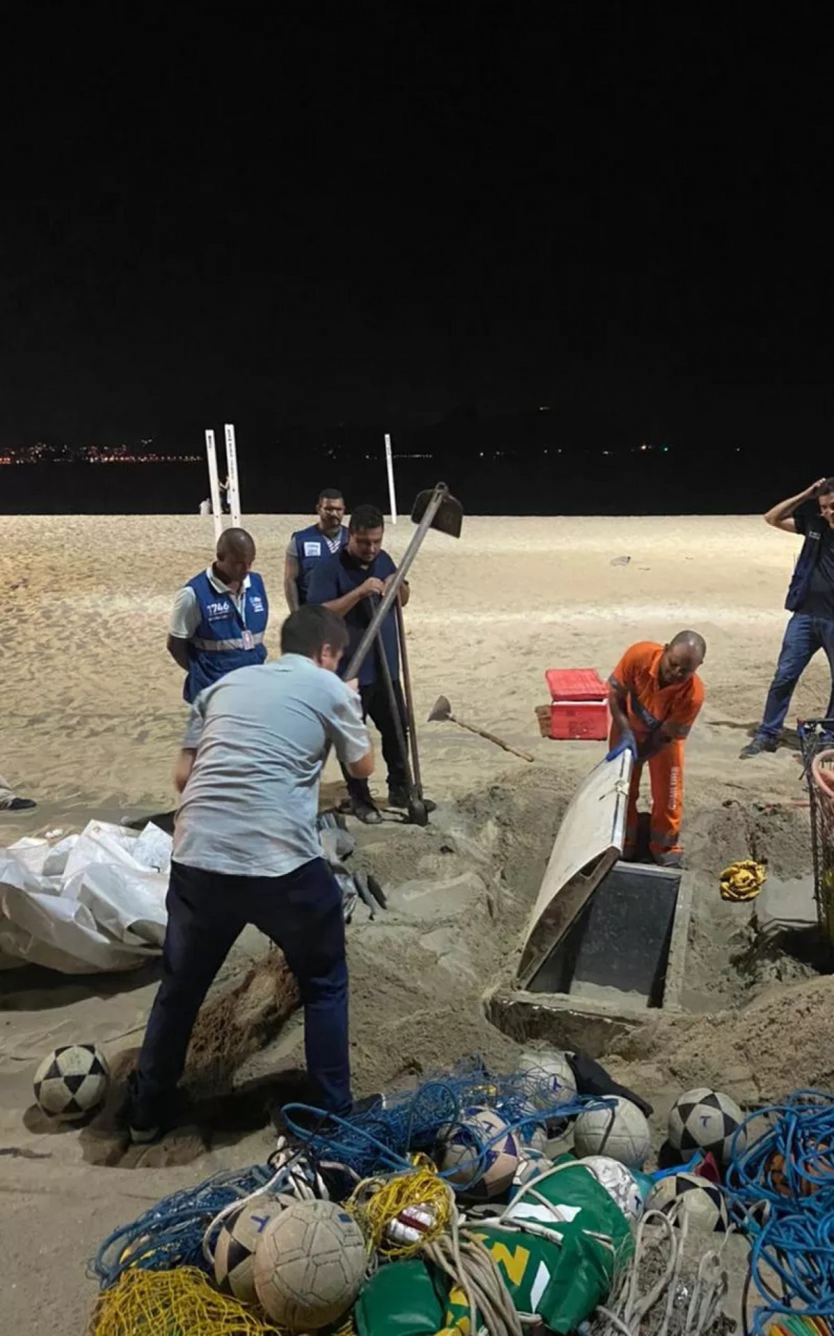 Bolas, redes e outros materiais ficavam dentro de freezer