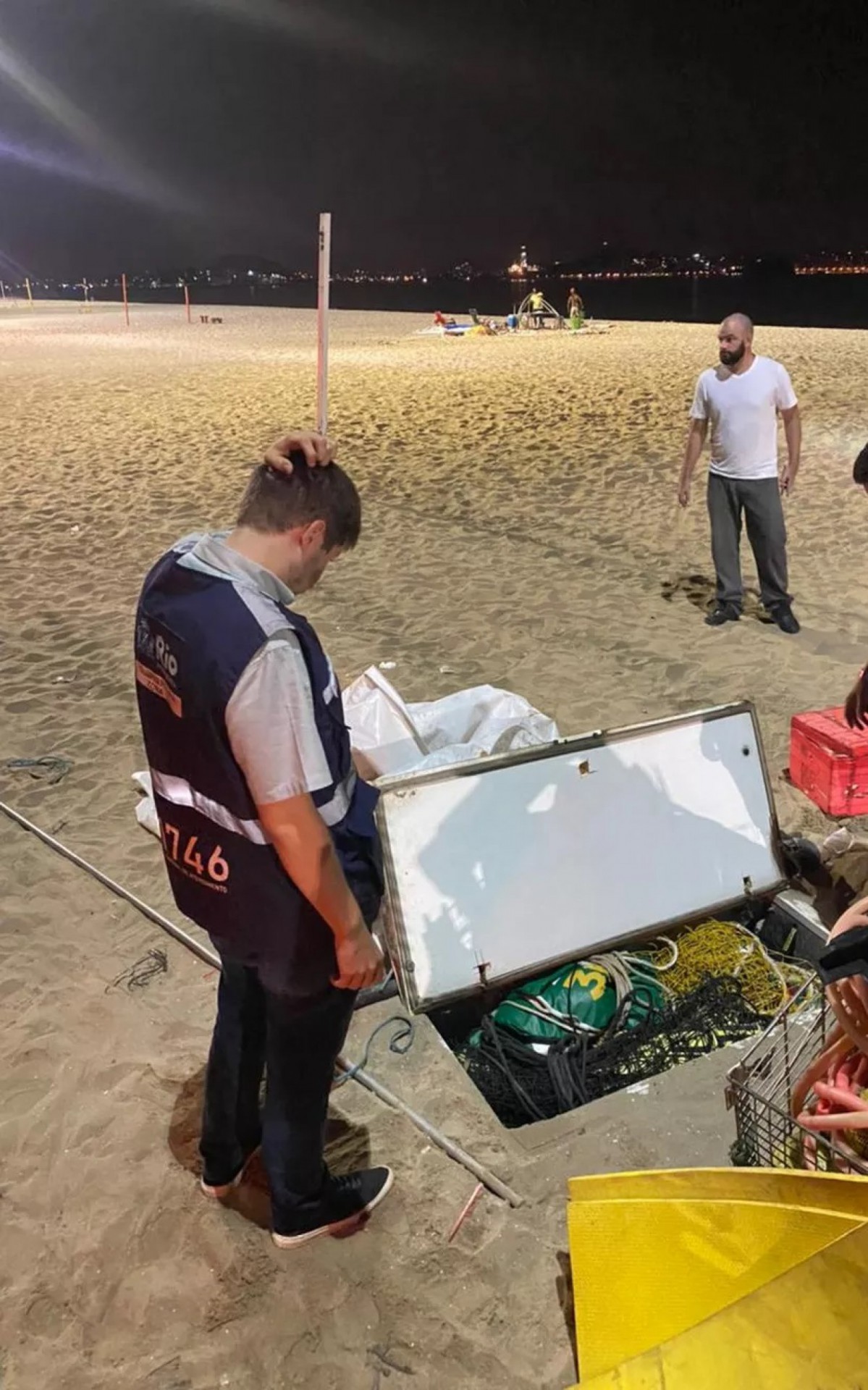 Bolas, redes e outros materiais ficavam dentro de freezer