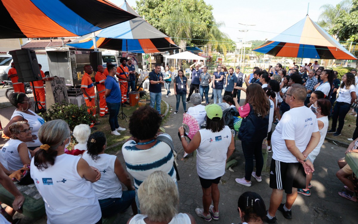 Tendas aramadas em Anchieta, na Zona Norte, pela SMS Rio para orienta&ccedil;&atilde;o aos moradores sobre combate &agrave;s arboviroses