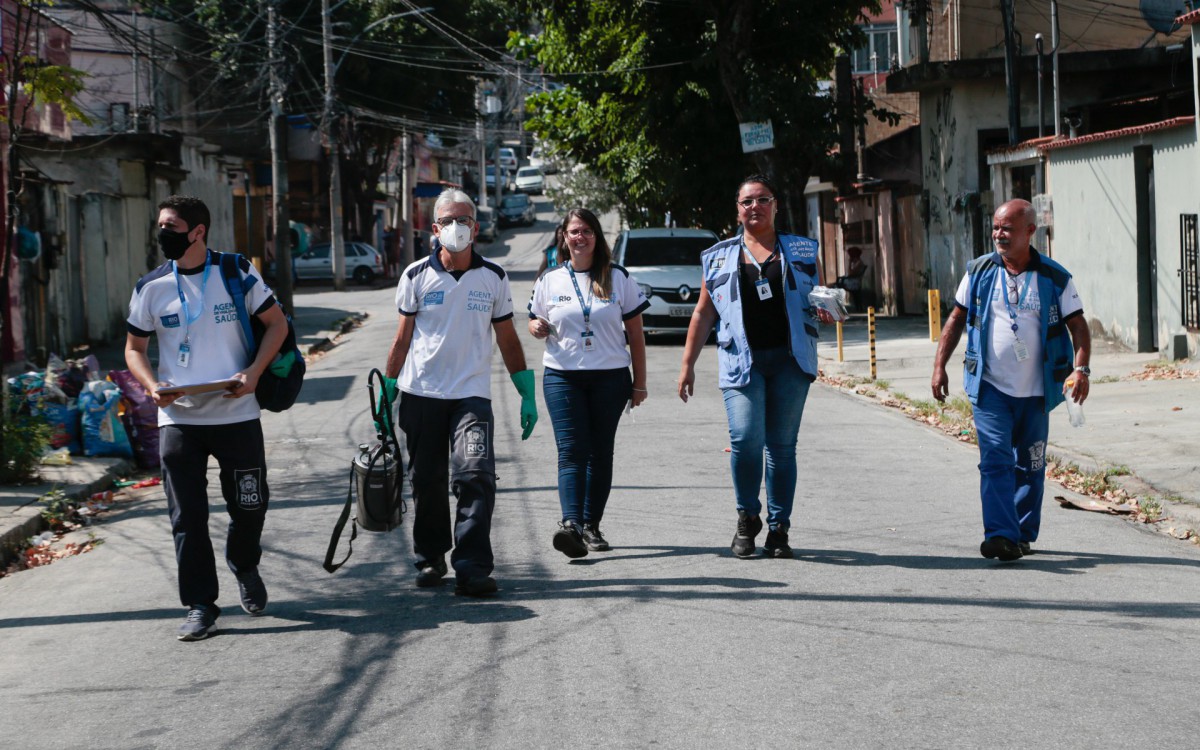 Agentes de vigil&acirc;ncia em sa&uacute;de fazem visita&ccedil;&atilde;o em domic&iacute;lios do bairro de Anchieta, na Zona Norte do Rio para orienta&ccedil;&atilde;o aos moradores no combate &agrave;s arboviroses