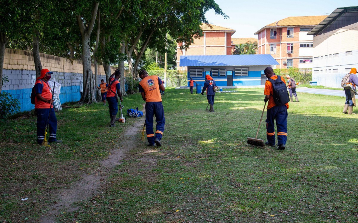Agentes da Secretaria de Servi&ccedil;os P&uacute;blicos de Mesquita na Vila Ol&iacute;mpica Municipal