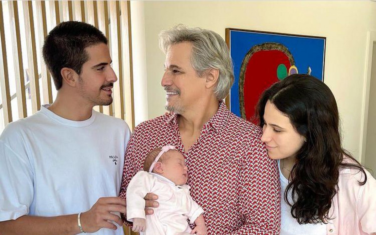 Edson Celulari posa ao lado dos tr&ecirc;s filhos