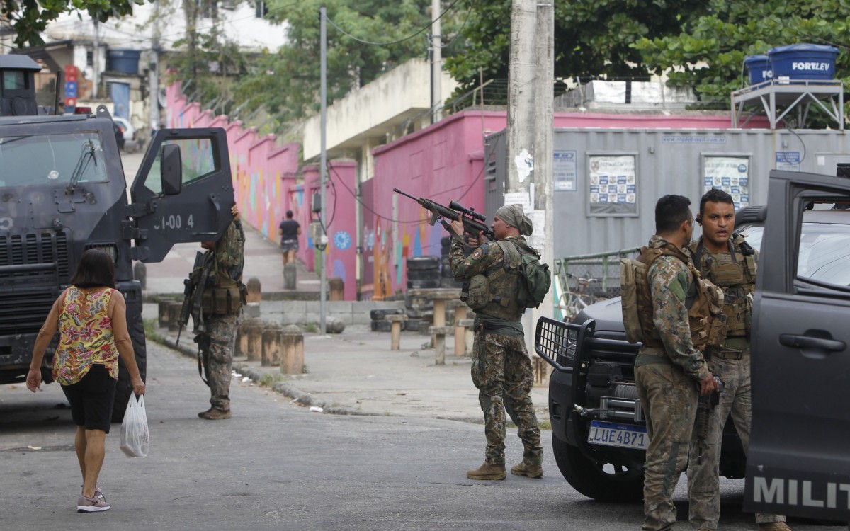 Policia - Opera&ccedil;ao BOPE no Morro do Andarai, zona norte do Rio, na manha de hoje. Na foto, movimenta&ccedil;ao de policiais em um dos acessos a comunidade.