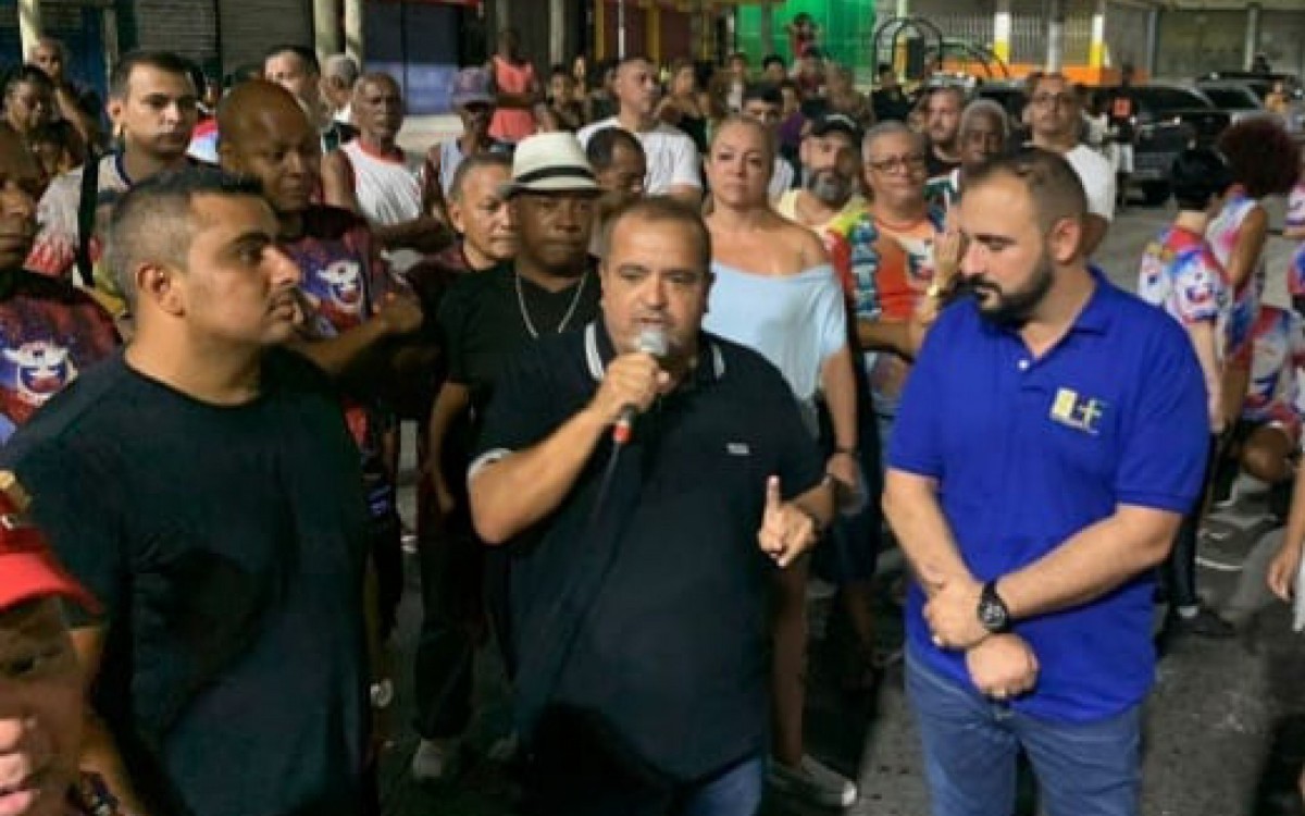 Reginaldo Gomes (centro), Rodrigo Gomes (E), Leandro Santor (D) agradecendo a popula&ccedil;&atilde;o e os integrantes no ensaio da &uacute;ltima semana