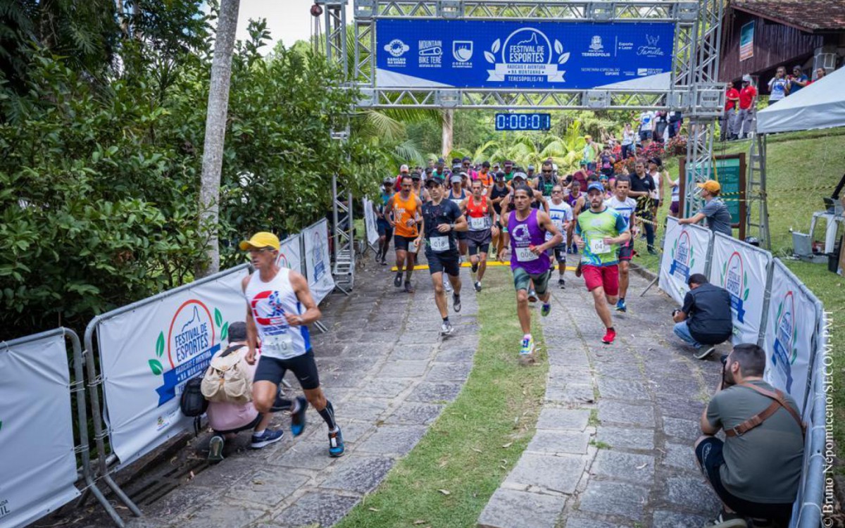 Atletas femininos e masculinos participaram da "Corrida na Montanha"