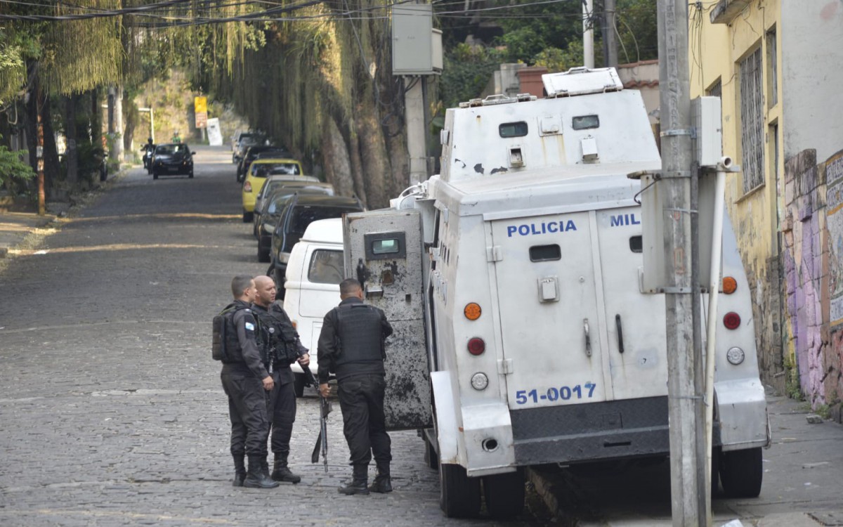 Policiamento é reforçado no Morro da Formiga, na Tijuca, na tarde desta terça-feira (15) com apoio de veículo blindado - Fábio Costa