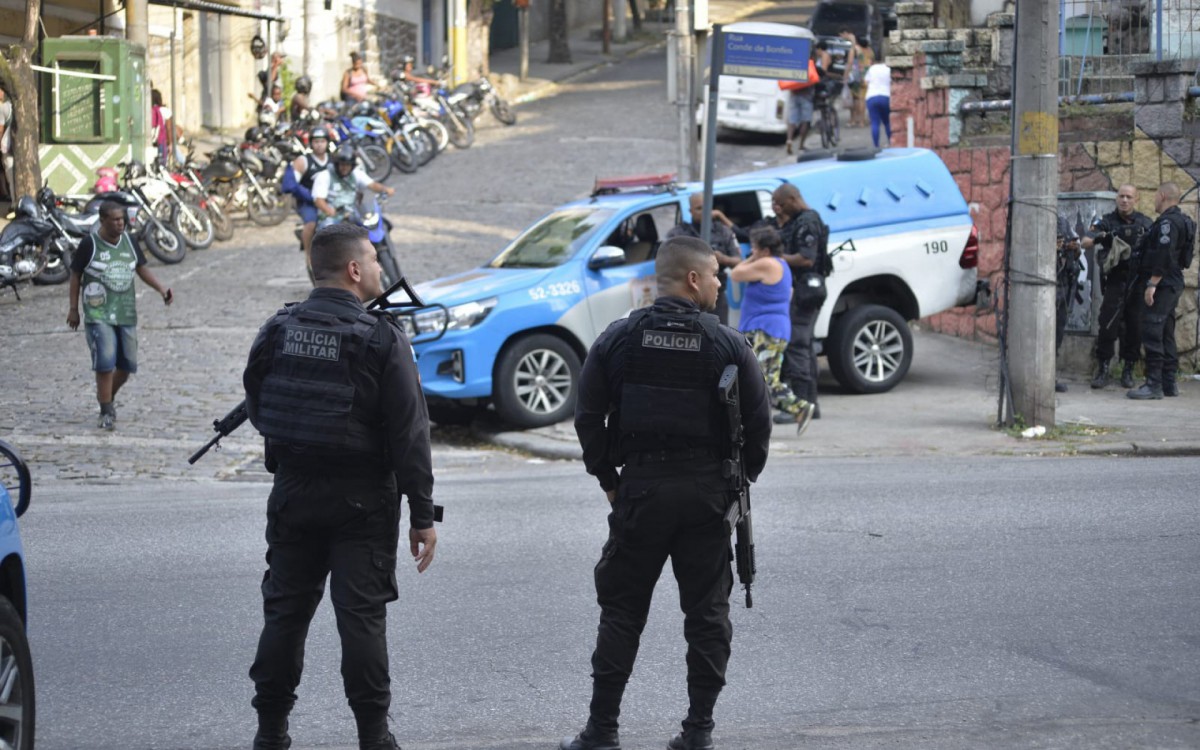 Policiamento &eacute; refor&ccedil;ado no Morro da Formiga, na Tijuca, na tarde desta ter&ccedil;a-feira (15) com apoio de ve&iacute;culo blindado