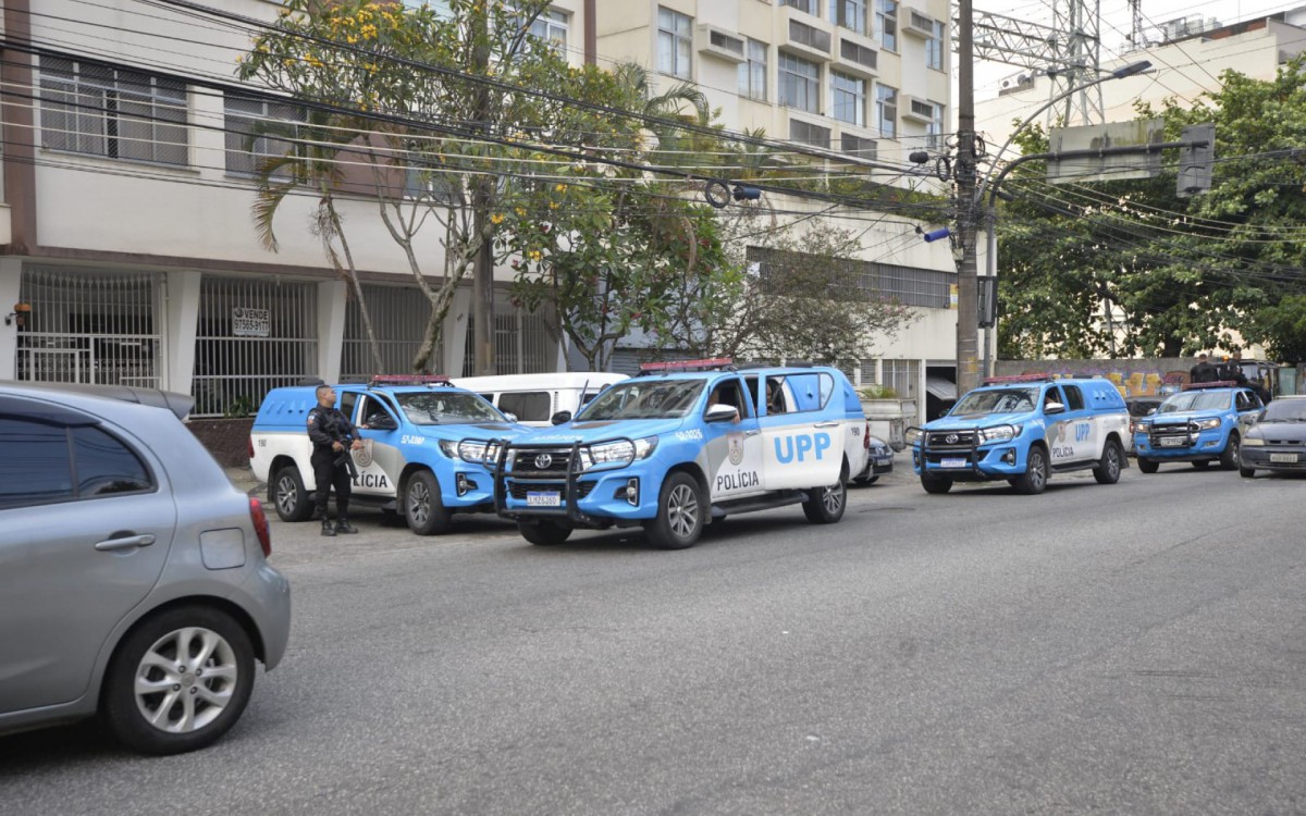 Policiamento &eacute; refor&ccedil;ado no Morro da Formiga, na Tijuca, na tarde desta ter&ccedil;a-feira (15) com apoio de ve&iacute;culo blindado