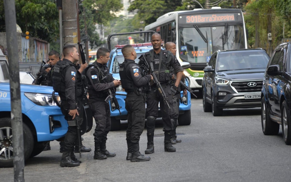 Policiamento é reforçado no Morro da Formiga, na Tijuca, na tarde desta terça-feira (15) com apoio de veículo blindado - Fábio Costa