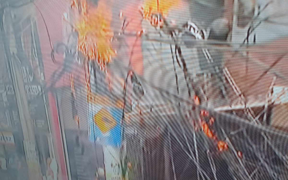O poste pegou fogo na &aacute;rea central de Belford Roxo pr&oacute;ximo a uma ag&ecirc;ncia banc&aacute;ria