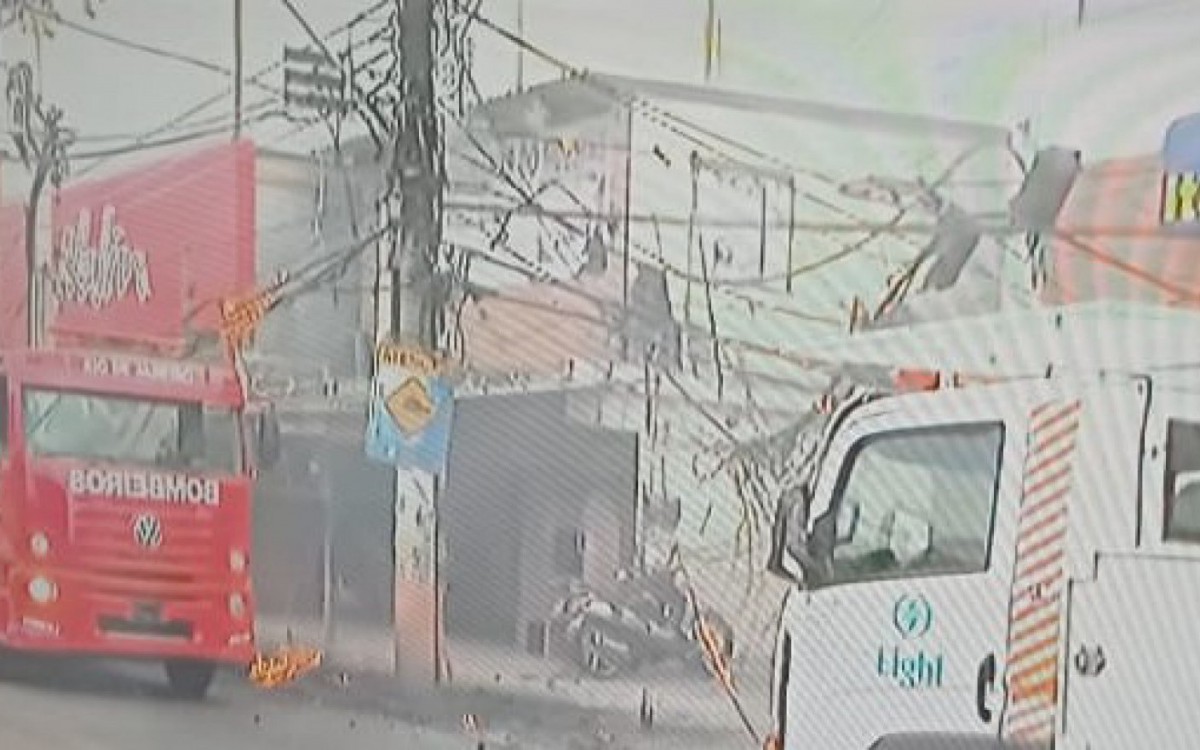 O Corpo de Bombeiros foi acionado para conter o inc&ecirc;ndio. T&eacute;cnicos da Light tamb&eacute;m est&atilde;o no local