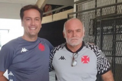 Foto de ex-presidente de clube rival com a camisa do Vasco repercute nas redes sociais