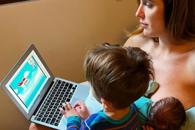 Rafa Brites diverte a web ao mostrar rotina com os dois filhos: 'Sobre virar duas'