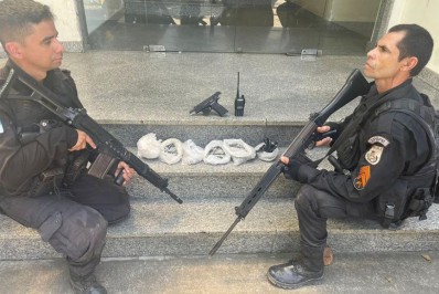 Policia apreende drogas e pistola em ação com bandido ferido no Bom Pastor, em Belford Roxo