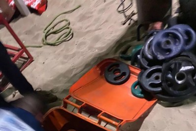 Fiscalização da prefeitura acha 'academia' enterrada na Praia do Flamengo