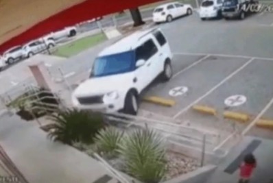 Motorista em carro de luxo invade farmácia e atropela criança de 2 anos