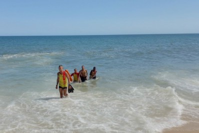 Dois rapazes quase morreram afogados no mar da praia de Itaipuaçu