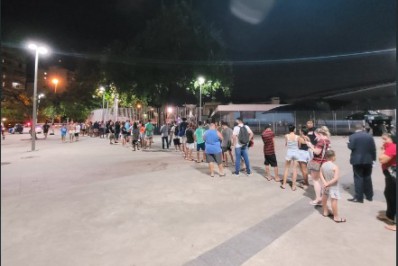 Torcedores enfrentam longas filas para adquirirem ingressos para o duelo entre Vasco e Flamengo