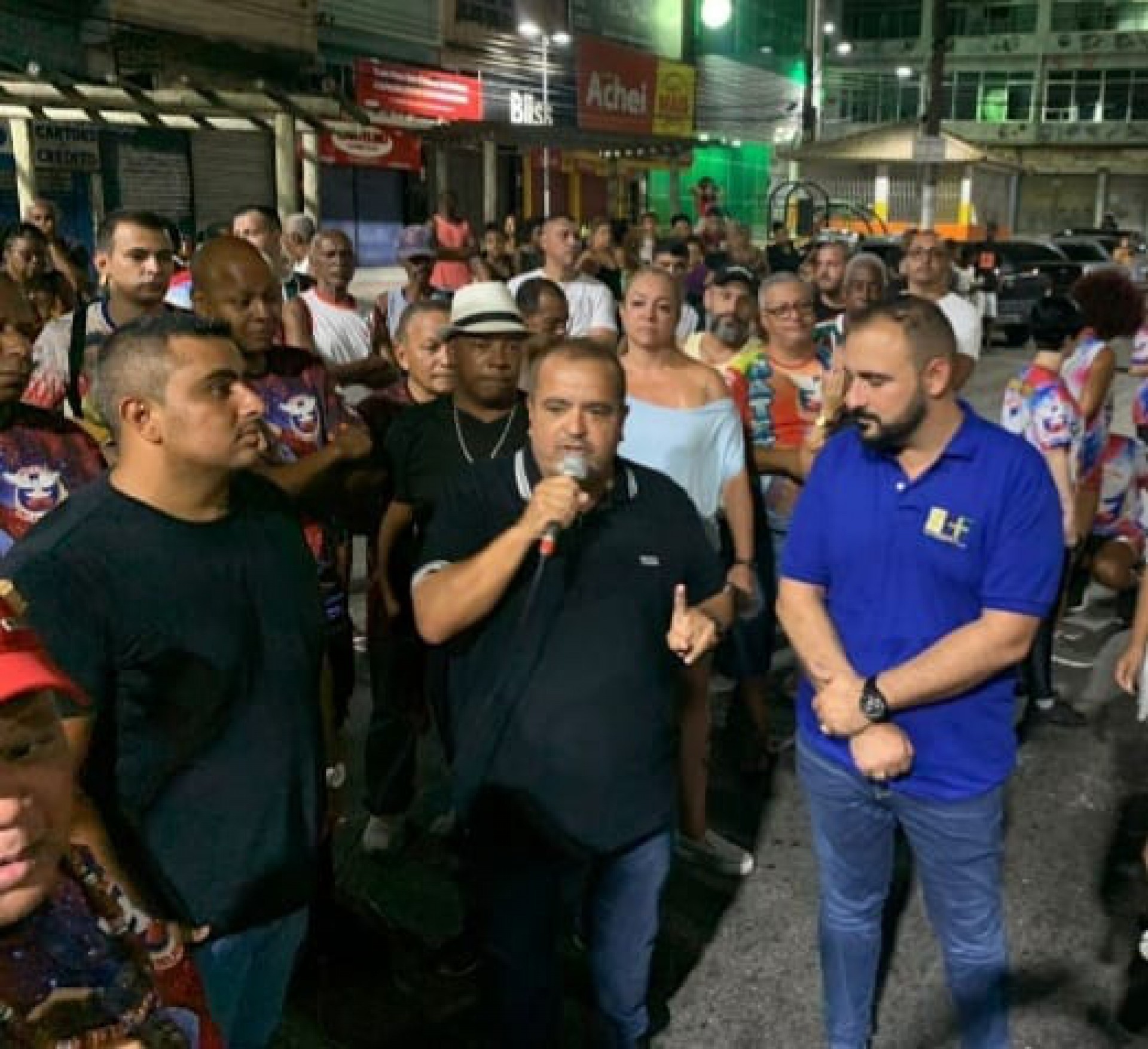 Reginaldo Gomes (centro), Rodrigo Gomes (E), Leandro Santor (D) agradecendo a população e os integrantes no ensaio da última semana - Divulgação