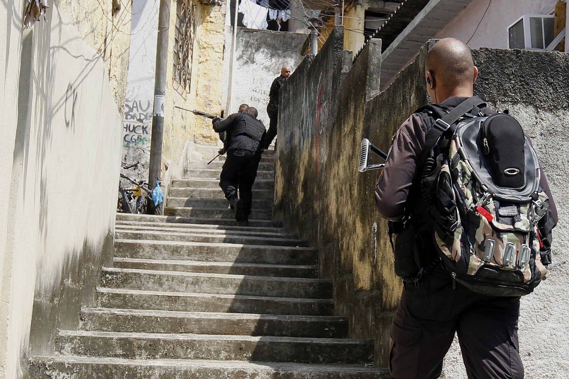 Mais de mil policiais participaram da ação no Complexo do Lins contra quadrilha de roubo de veículos - Reginaldo Pimenta / Agência O Dia