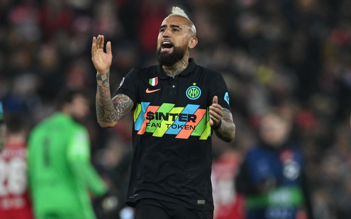 Inter Milan's Chilean midfielder Arturo Vidal applauds supporters on the pitch after the UEFA Champions League round of 16 second leg football match between Liverpool and Inter Milan at Anfield in Liverpool, north west England on March 8, 2022. Inter won the game 1-0, Liverpool won the tie 2-1 on aggregate.
Paul ELLIS / AFP - AFP