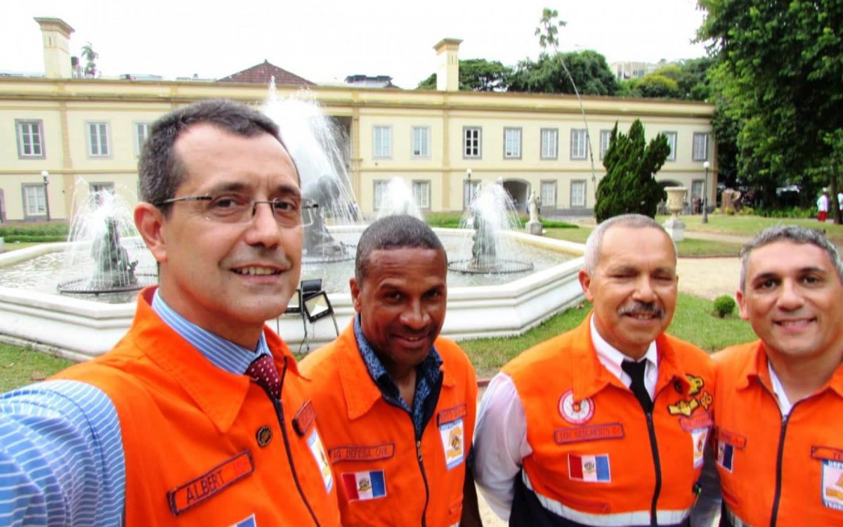 Secret&aacute;rio de Defesa Civil de Teres&oacute;polis, Coronel Albert Andrade, com o subsecret&aacute;rio Jacinto Nascimento e os agentes Roberto Silva e Wellington Tom&aacute;z

 
