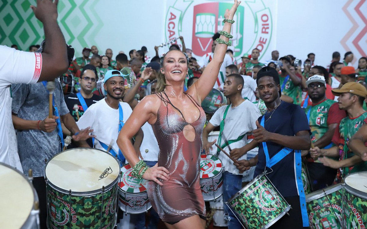 Paolla Oliveira leva o namorado, Diogo Nogueira, ao ensaio da escola de samba Grande Rio