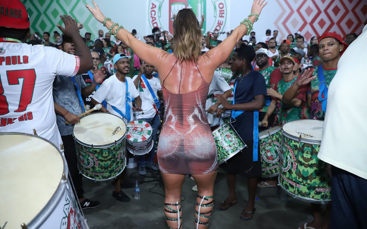 Paolla Oliveira leva o namorado, Diogo Nogueira, ao ensaio da escola de samba Grande Rio