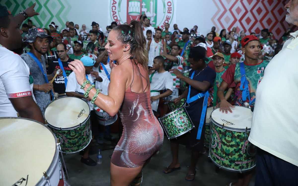 Paolla Oliveira leva o namorado, Diogo Nogueira, ao ensaio da escola de samba Grande Rio