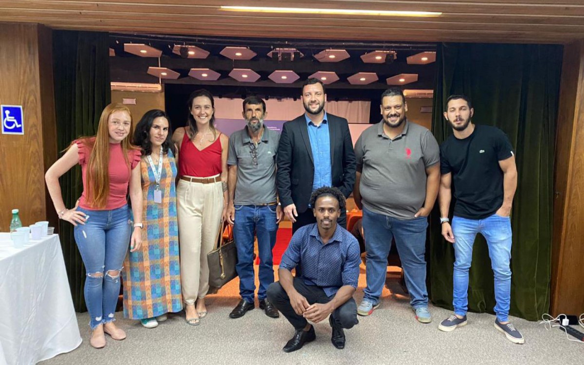 Os secret&aacute;rios municipais de Teres&oacute;polis, Lucas Guimar&atilde;es (Trabalho, Emprego e Economia Solid&aacute;ria) e Jose Carlos da Estufa (Agricultura), acompanhados de suas equipes t&eacute;cnicas, e tamb&eacute;m servidores das secretarias municipais de Ci&ecirc;ncia e Tecnologia, de Administra&ccedil;&atilde;o/Departamento de Suprimentos e Licita&ccedil;&otilde;es e de Turismo, acompanhados do secret&aacute;rio de estado de Desenvolvimento Econ&ocirc;mico, Vinicius Farah.