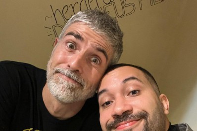 Gil do Vigor posa coladinho com Reynaldo Gianecchini: 'Meu vizinho'