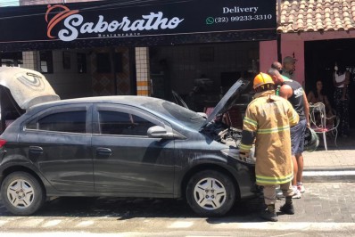 Carro pega fogo e interrompe trânsito em rua de Bacaxá