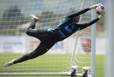 Talismã? Pelo time profissional do Flamengo, Hugo Souza nunca perdeu para o Vasco, adversário deste domingo; veja os números