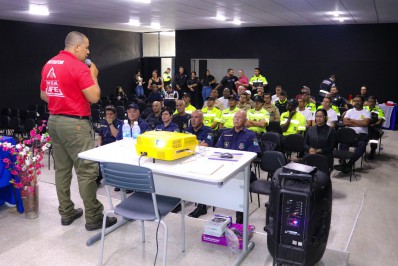 Guardas municipais de Nilópolis recebem treinamento com instrumento de menor potencial ofensivo