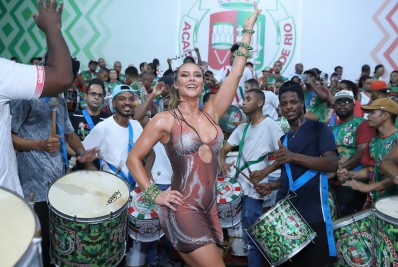 Paolla Oliveira exibe corpão escultural e samba no pé ao lado de Diogo Nogueira