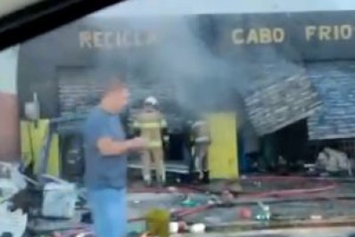 Depósito de material de reciclagem pega fogo no bairro Portinho, em Cabo Frio