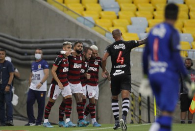 Flamengo joga mal, mas consegue vencer o Vasco e fica muito perto de vaga à final do Carioca