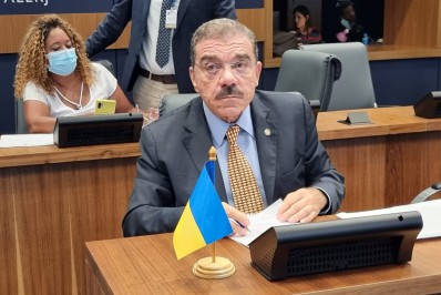 Deputado leva bandeira ucraniana a sessão da Assembleia Legislativa do Rio