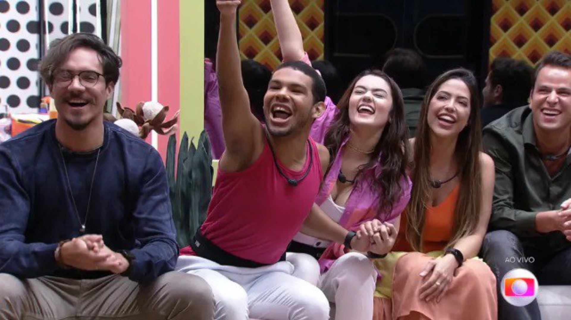 Vyni sentou ao lado de Eslovênia, foi eliminado e aumentou rumores de que a pernambucana tem pé frio - Reprodução