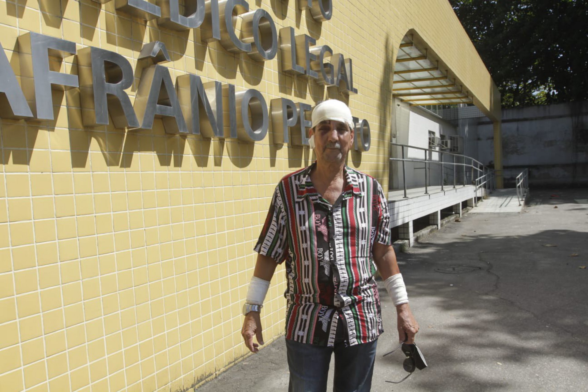 Luiz Carlos Ribeiro, de 69 anos, faz exame de corpo de delito no IML, no Centro do Rio - Marcos Porto/ Agência O DIA