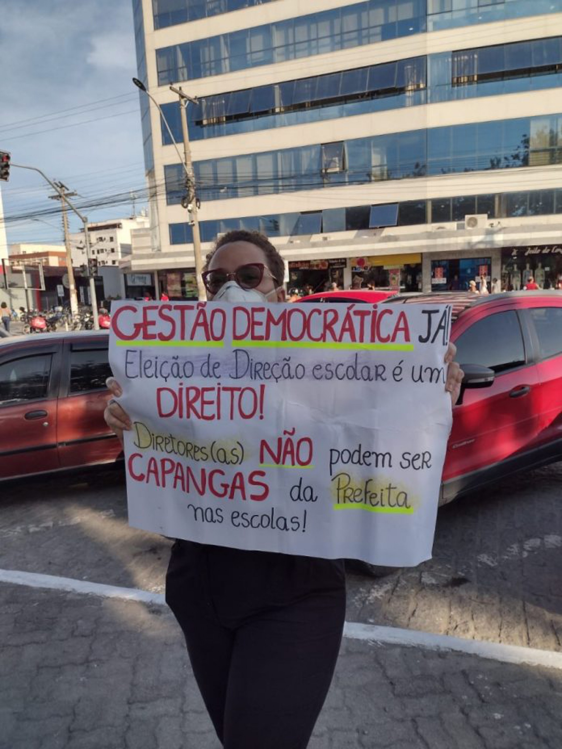 Servidores estavam com faixas que expunham suas demandas - Divulgação