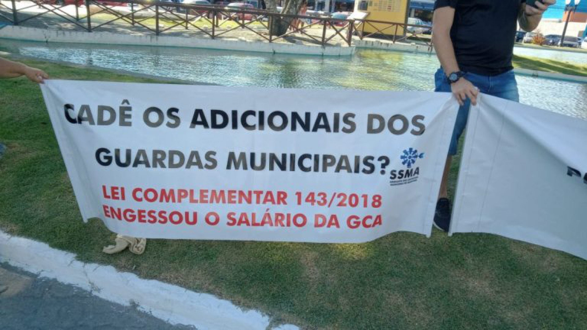 Com letras grandes e chamativas, os cartazes foram expostos - Divulgação