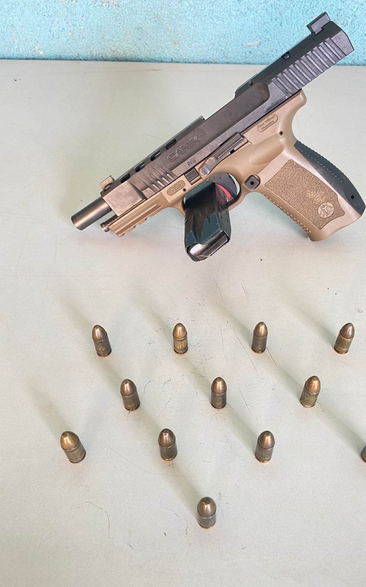 Arma apreendida com o suspeito no bairro Roma, em Volta Redonda