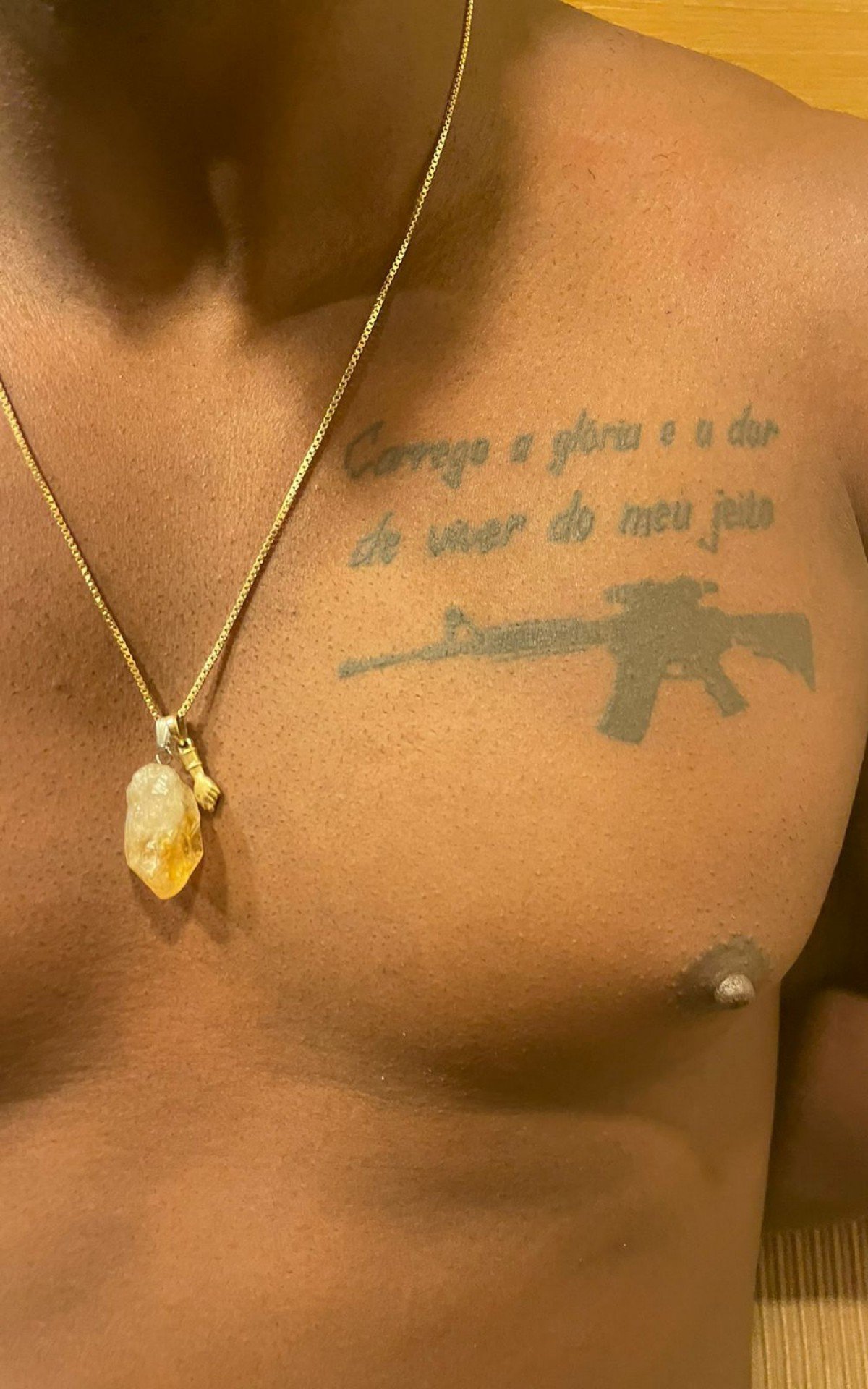Latrel tem tatuado no peito um fuzil - Divulgação