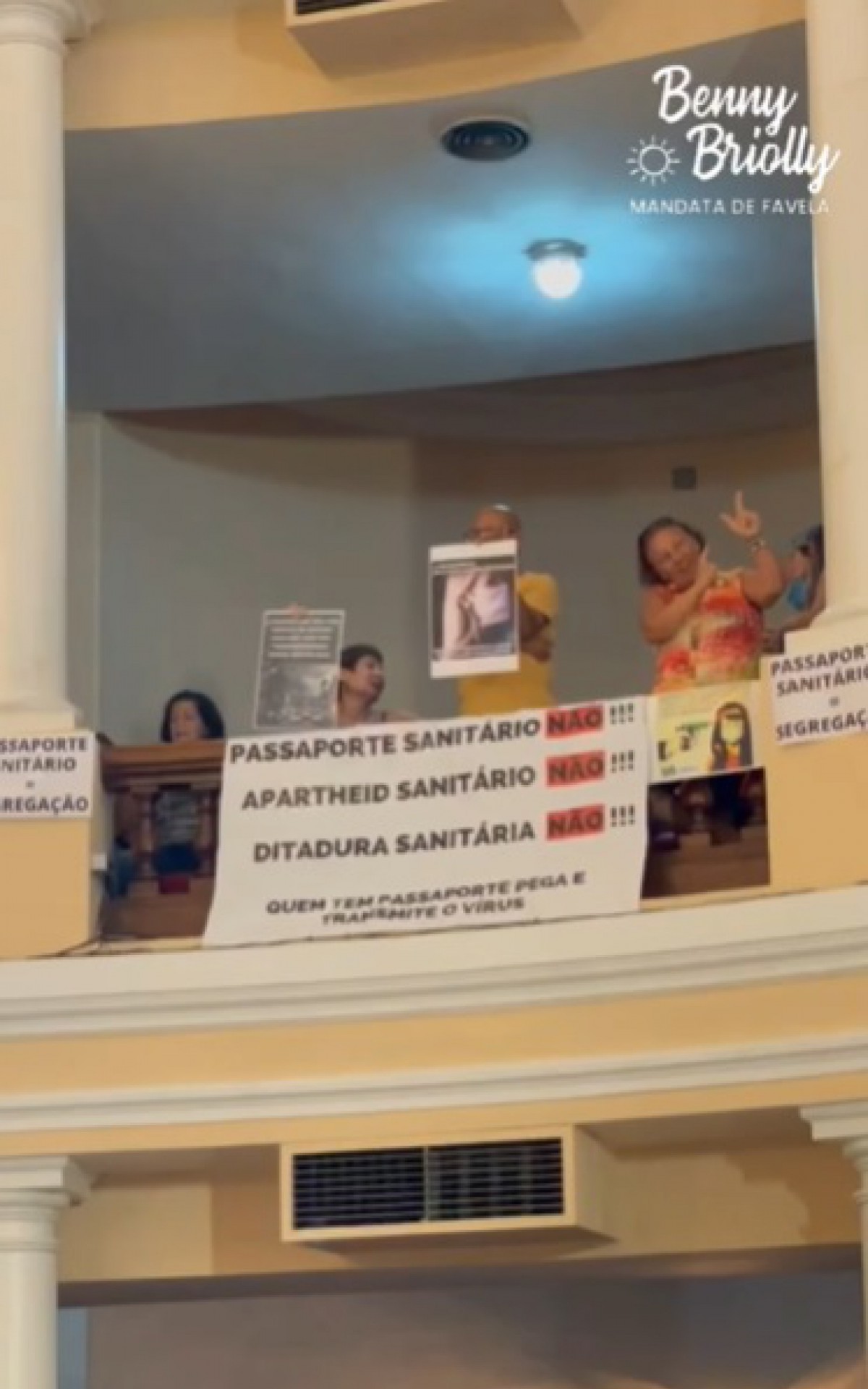 Bolsonaristas levam faixas antivacina e contra o passaporte vacinal para sess&atilde;o na C&acirc;mara de Niter&oacute;i, nesta quarta-feira (16)