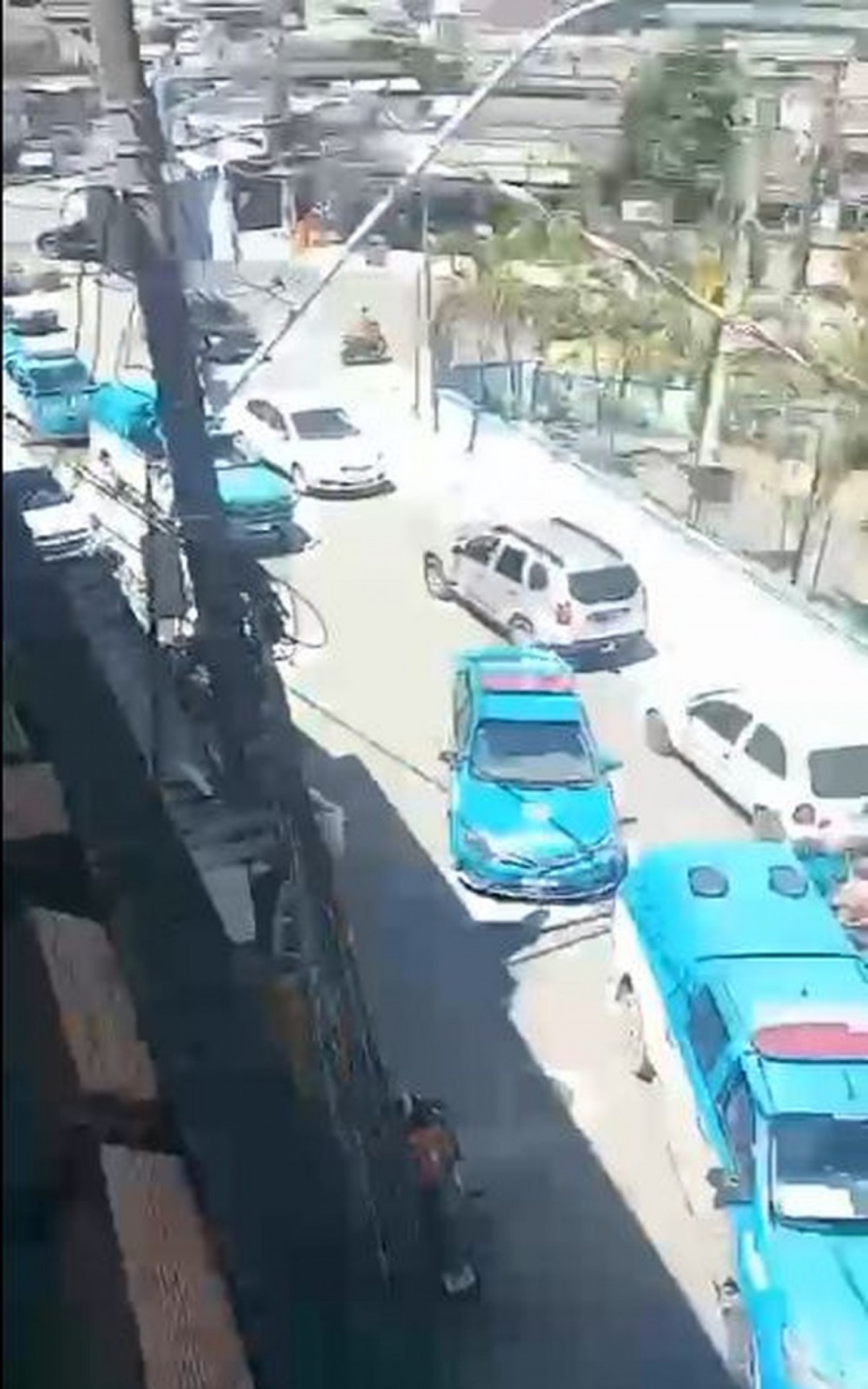 Imagens registrada por moradores registraram a a&ccedil;&atilde;o dos policiais na comunidade