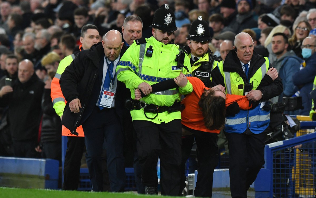 Manifestante &eacute; retirado por seguran&ccedil;as