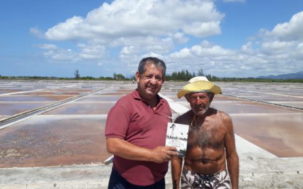 C&eacute;lio faz entrega do livro "Do Sal a Ferrovia &ndash; em Araruama" a Herminio Fernandes Carvalho, o "Tost&atilde;o", importante representante salineiro da regi&atilde;o